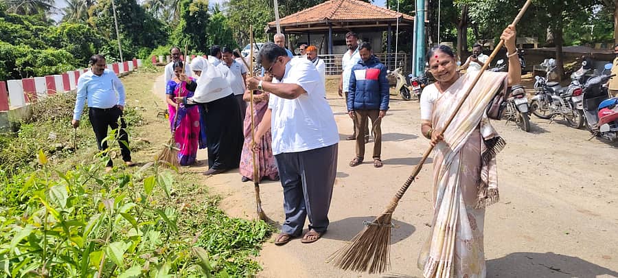 ರಾಮನಗರದ ರಂಗರಾಯರದೊಡ್ಡಿ ಕೆರೆ ಏರಿಯಲ್ಲಿ ನಗರಸಭೆ ಅಧ್ಯಕ್ಷ ಕೆ. ಶೇಷಾದ್ರಿ ಶಶಿ, ಉಪಾಧ್ಯಕ್ಷೆ ಆಯಿಷಾ ಬಾನು, ಪೌರಾಯುಕ್ತ ಡಾ. ಜಯಣ್ಣ ಹಾಗೂ ಸದಸ್ಯರು ಸ್ವಚ್ಛತಾ ಕೆಲಸ ಮಾಡಿದರು