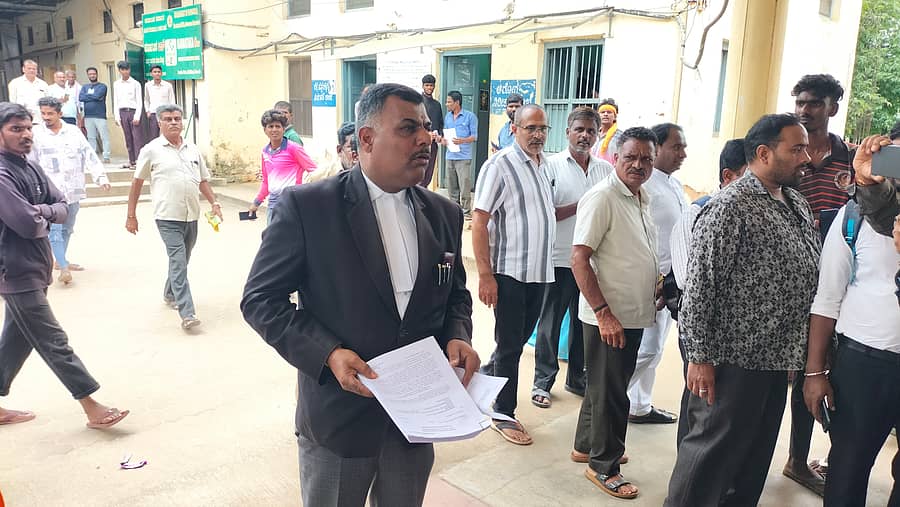 ಸಂಸದರಿಗೆ ಸುಪ್ರೀಂ ಕೋರ್ಟ್ ನೋಟಿಸ್ ನೀಡಲು ಹಾಸನದ ಮಹಾನಗರ ಪಾಲಿಕೆಗೆ ಬಂದಿದ್ದ ವಕೀಲ ಪೂರ್ಣಚಂದ್ರ ತೇಜಸ್ವಿ