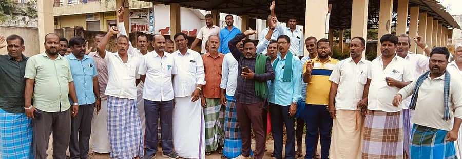 ಸಂತೇಮರಹಳ್ಳಿಯ ಕೃಷಿ ಉಪ ಉತ್ಪನ್ನ ಮಾರುಕಟ್ಟೆ ಅವ್ಯವಸ್ಥೆ ಖಂಡಿಸಿ ರೈತರು ಪ್ರತಿಭಟನೆ ನಡೆಸಿದರು