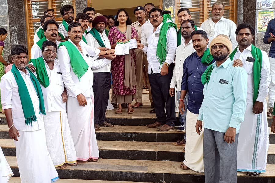 ಕೂಡ್ಲಿಗಿ ತಾಲ್ಲೂಕಿನ ಹಿರೇಕುಂಬಳಗುಂಟೆ ಹಾಗೂ ಹುಲಿಕೆರೆ ಗ್ರಾಮಗಳ ರೈತರ ಜಮೀನಿಗಳಲ್ಲಿ ಅಕ್ರಮವಾಗಿ ಅಳವಡಿಸಿರುವ ವಿಂಡ್ ಪ್ಯಾನ್ ವಿದ್ಯುತ್ ತಂತಿಗಳನ್ನು ತೆರವುಗೊಳಿಸುವಂತೆ ಒತ್ತಾಯಿಸಿ ರಾಜ್ಯ ರೈತ ಸಂಘ ಹಾಗೂ ಹಸಿರು ಸೇನೆ ಪದಾಧಿಕಾರಿಗಳು ಶುಕ್ರವಾರ ತಹಶೀಲ್ದಾರರಿಗೆ ಮನವಿ ಸಲ್ಲಿಸಿದರು
