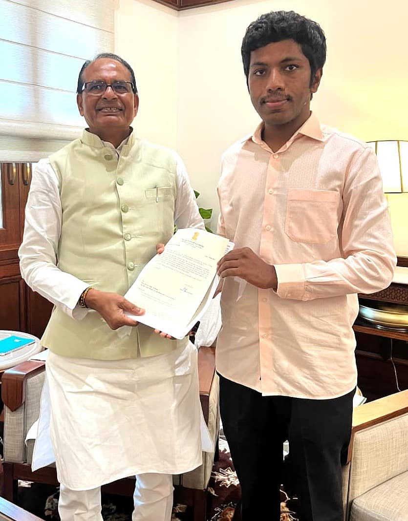 ಸಂಸದ ಸಾಗರ್‌ ಖಂಡ್ರೆ ಅವರು ನವದೆಹಲಿಯಲ್ಲಿ ಕೇಂದ್ರ ಕೃಷಿ ಸಚಿವ ಶಿವರಾಜ ಸಿಂಗ್ ಚೌಹಾಣ್‌ ಅವರನ್ನು ಭೇಟಿ ಮಾಡಿ ಮನವಿ ಪತ್ರ ಸಲ್ಲಿಸಿದರು