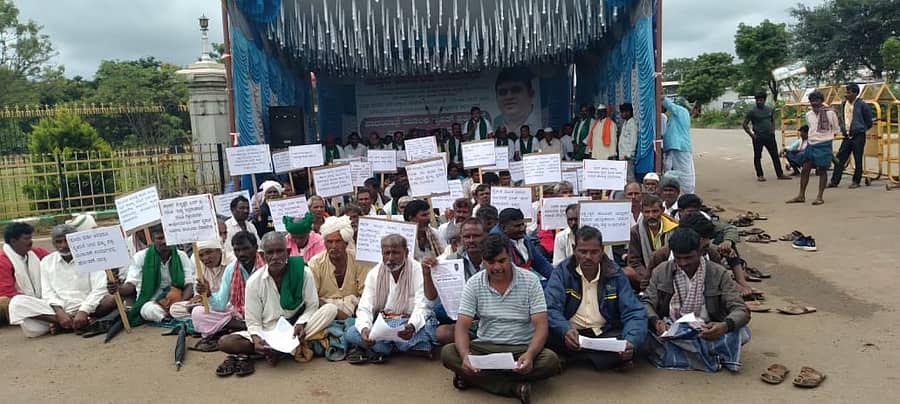 ಉತ್ತರ ಕರ್ನಾಟಕ ಮಹಾಸಭಾ ವತಿಯಿಂದ ವಿವಿಧ ಬೇಡಿಕೆಗಳ ಈಡೇರಿಕೆಗೆ ಆಗ್ರಹಿಸಿ ಗದಗ ಜಿಲ್ಲಾಡಳಿತ ಕಚೇರಿ ಎದುರು ನಡೆಸುತ್ತಿರುವ ಬಗರ್ ಹುಕುಂ ಸಾಗುವಳಿದಾರರ ಅಹೋರಾತ್ರಿ ಧರಣಿ ಶುಕ್ರವಾರ ಐದನೇ ದಿನ ಪೂರೈಸಿತು