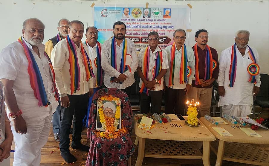 ಸುರಪುರದ ಗರುಡಾದ್ರಿ ಕಲಾಮಂದಿರದಲ್ಲಿ ಶುಕ್ರವಾರ ನೀರು ಬಳಕೆದಾರರ ಸಹಕಾರ ಸಂಘದ ಅಧ್ಯಕ್ಷ-ಕಾರ್ಯದರ್ಶಿಗಳಿಗೆ ಹಮ್ಮಿಕೊಂಡಿದ್ದ ತರಬೇತಿ ಶಿಬಿರವನ್ನು ರಾಜಾ ಮುಕುಂದನಾಯಕ ಉದ್ಘಾಟಿಸಿದರು