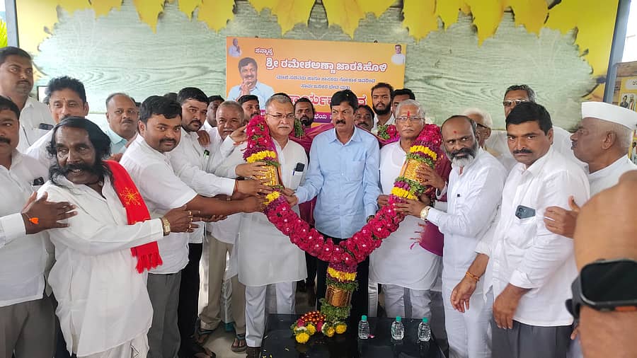 ಅಥಣಿ ಪಟ್ಟಣದ ಆರ್‌.ಎಸ್.ಪಿ ಸಭಾ ಭವನದಲ್ಲಿ ನಡೆದ ಬಿಜೆಪಿ ಕಾರ್ಯಕರ್ತರ ಸಭೆಯಲ್ಲಿ ಶಾಸಕ ರಮೇಶ ಜಾರಕಿಹೊಳಿ, ಮಾಜಿ ಶಾಸಕರಾದ ಮಹೇಶ ಕುಮಠಳ್ಳಿ, ಮಾಜಿ ಸಚಿವ ಶ್ರೀಮಂತ ಪಾಟೀಲ ಅವರನ್ನು ಸನ್ಮಾನಿಸಲಾಯಿತು