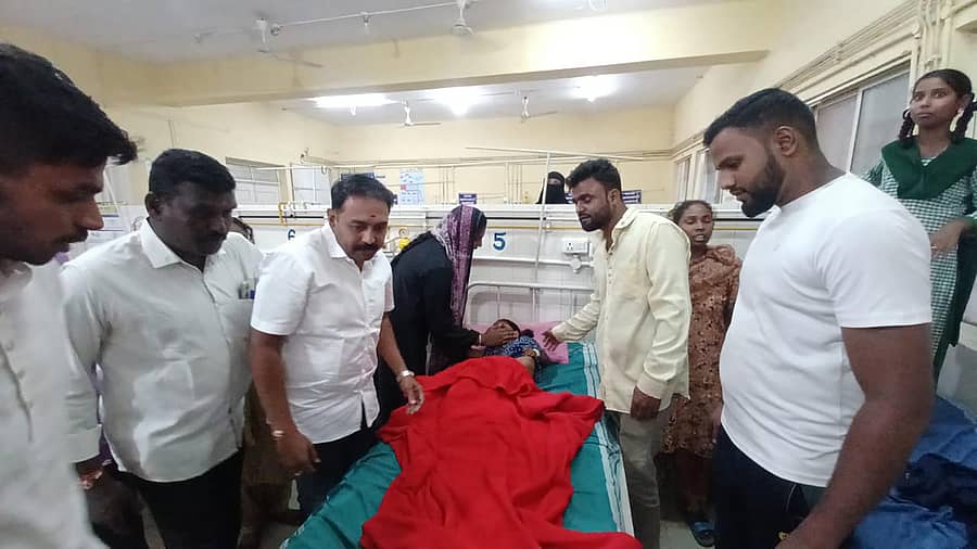 ಶಿಡ್ಲಘಟ್ಟದ ಸರ್ಕಾರಿ ಆಸ್ಪತ್ರೆಯಲ್ಲಿ ಬೀದಿನಾಯಿಗಳಿಂದ ದಾಳಿಗೊಳಗಾದ ಮಗುವಿಗೆ ಚಿಕಿತ್ಸೆ ನೀಡಲಾಯಿತು