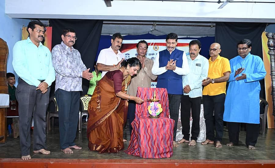 ಕರ್ನಾಟಕ ತುಳು ಸಾಹಿತ್ಯ ಅಕಾಡೆಮಿ, ಸೋಮೇಶ್ವರದ ಆನಂದಾಶ್ರಮ ಪ್ರೌಢಶಾಲೆಯ ಸಹಯೋಗದಲ್ಲಿ ಶುಕ್ರವಾರ ಆನಂದಾಶ್ರಮ ಪ್ರೌಢಶಾಲೆಯಲ್ಲಿ ತುಳು ಹಾಡುಗಳ ಕಲಿಕಾ ಕಾರ್ಯಾಗಾರ, ಹಾಡುಗಳ ಪ್ರಸ್ತುತಿ ಕಾರ್ಯಕ್ರಮ ಉದ್ಘಾಟಿಸಲಾಯಿತು