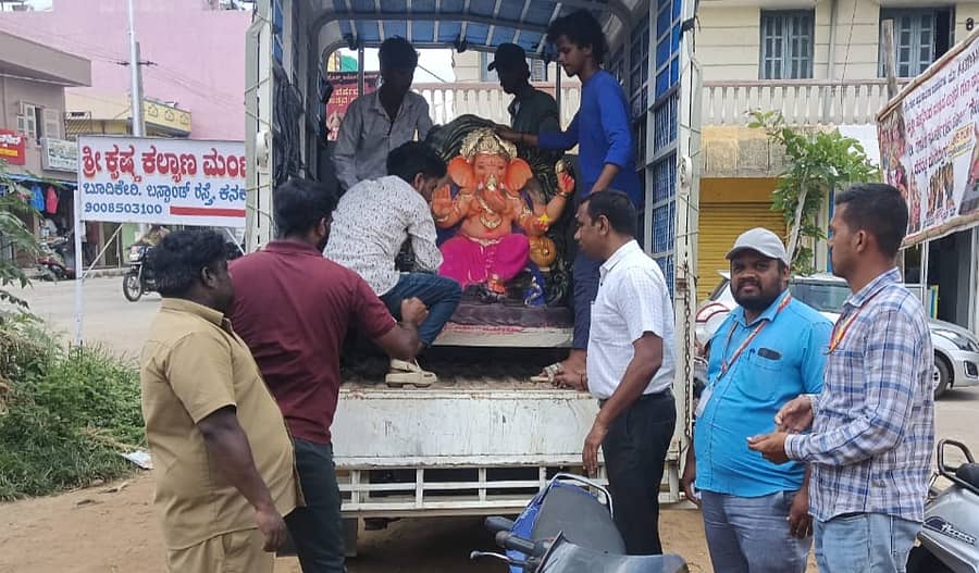 ಕನಕಪುರ ನಗರದಲ್ಲಿ ನಗರಸಭೆ ಅಧಿಕಾರಿಗಳು ದಾಳಿ ನಡೆಸಿ ಪಿಒಪಿ ಗಣೇಶ ಮೂರ್ತಿಯನ್ನು ವಶಕ್ಕೆ ಪಡೆದರು