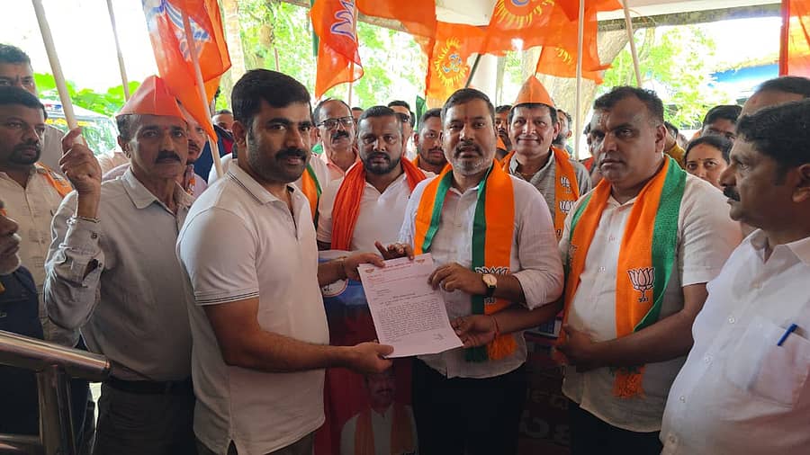 ಸಕಲೇಶಪುರದಲ್ಲಿ ಶನಿವಾರ ಬಿಜೆಪಿ ಕಾರ್ಯಕರ್ತರು ಧರ್ಮಸ್ಥಳ ವಿರುದ್ಧ ಅಪಪ್ರಚಾರ ಮಾಡಿದವರನ್ನು ಬಂಧಿಸಿ ಕಠಿಣ ಕಾನೂನು ಕ್ರಮ ಕೈಗೊಳ್ಳಬೇಕು ಎಂದು ಒತ್ತಾಯಿಸಿ ಪ್ರತಿಭಟನೆ ನಡೆಸಿ, ಶಾಸಕ ಸಿಮೆಂಟ್ ಮಂಜು ಮೂಲಕ ಉಪವಿಭಾಗಾಧಿಕಾರಿ ಎಚ್‌.ಡಿ. ರಾಜೇಶ್ ಅವರಿಗೆ ಮನವಿ ಸಲ್ಲಿಸಿದರು