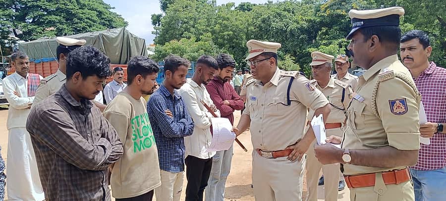 <div class="paragraphs"><p>ಹೊಸಪೇಟೆಯಲ್ಲಿ ಶನಿವಾರ ಎಸ್‌ಪಿ ಅರುಣಾಂಗ್ಷುಗಿರಿ ಅವರು ರೌಡಿಗಳ ಪರೇಡ್‌ ನಡೆಸಿ ಬುದ್ಧಿವಾದ ಹೇಳಿದರು&nbsp; </p></div>