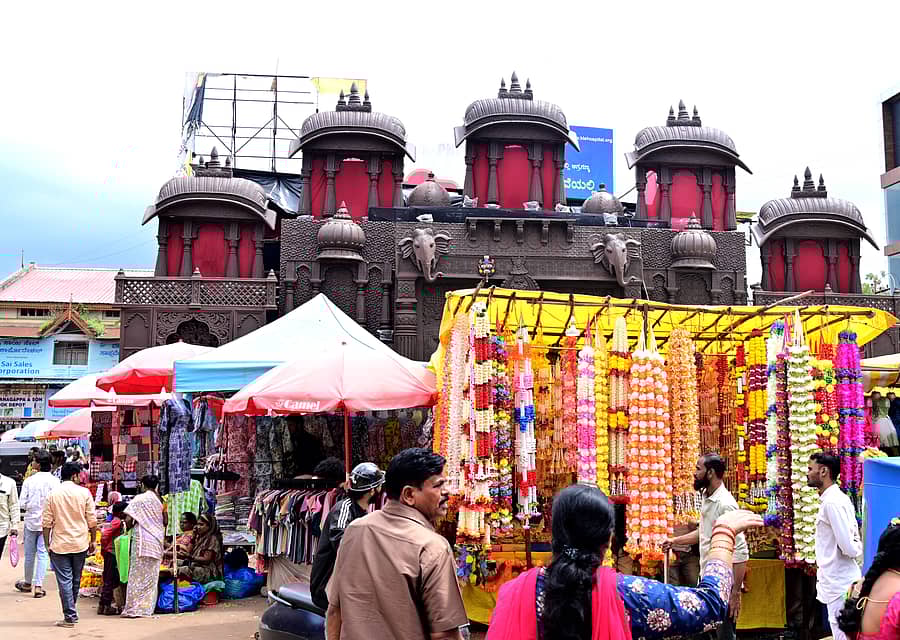 ಹುಬ್ಬಳ್ಳಿಯ ದುರ್ಗದಬೈಲ್‌ನಲ್ಲಿ ದುರ್ಗದಬೈಲ್‌ ಗಣೇಶೋತ್ಸವ ಸಮಿತಿ ನಿರ್ಮಿಸಿರುವ ಗಣೇಶ ಪೆಂಡಾಲ್‌
–ಪ್ರಜಾವಾಣಿ ಚಿತ್ರ: ಗೋವಿಂದರಾಜ ಜವಳಿ