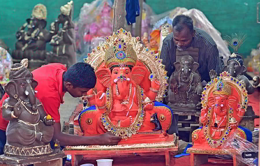 ಹನುಮಂತನಗರದ ಸುಂಕೇನಹಳ್ಳಿಯ ಗಣೇಶ ಭವನದ ಬಳಿಯ ಮಳಿಗೆಯೊಂದರಲ್ಲಿ ಮಣ್ಣಿನ ಗಣೇಶ ಮೂರ್ತಿಗೆ ಅಂತಿಮ ಸ್ಪರ್ಶ ನೀಡುತ್ತಿರುವ ಕಲಾವಿದ ಮೋಹನ್ ಕುಮಾರ್
–ಪ್ರಜಾವಾಣಿ ಚಿತ್ರಗಳು/ ರಂಜು ಪಿ.