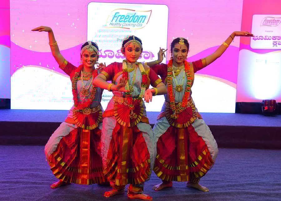 ‘ಪ್ರಜಾವಾಣಿ’ ಹಾಗೂ ‘ಡೆಕ್ಕನ್‌ ಹೆರಾಲ್ಡ್‌’ ವತಿಯಿಂದ ಶನಿವಾರ ನಗರದ ದುರ್ಗದ ಸಿರಿ ಹೋಟೆಲ್‌ ಸಭಾಂಗಣದಲ್ಲಿ ನಡೆದ ’ಭೂಮಿಕಾ ಕ್ಲಬ್‌’ ಕಾರ್ಯಕ್ರಮದಲ್ಲಿ ಲಾಸಿಕಾ ಫೌಂಡೇಷನ್‌ ಕಲಾವಿದೆಯರು ಭರತನಾಟ್ಯ ಪ್ರದರ್ಶಿಸಿದರು