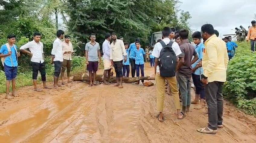 ಕೊಪ್ಪಳ ಸಮೀಪದ ಬಹದ್ದೂರು ಬಂಡಿ-ಬಿ. ಹೊಸಳ್ಳಿ ರಸ್ತೆಯಲ್ಲಿ ಶುಕ್ರವಾರ ಪ್ರತಿಭಟನೆ ನಡೆಯಿತು