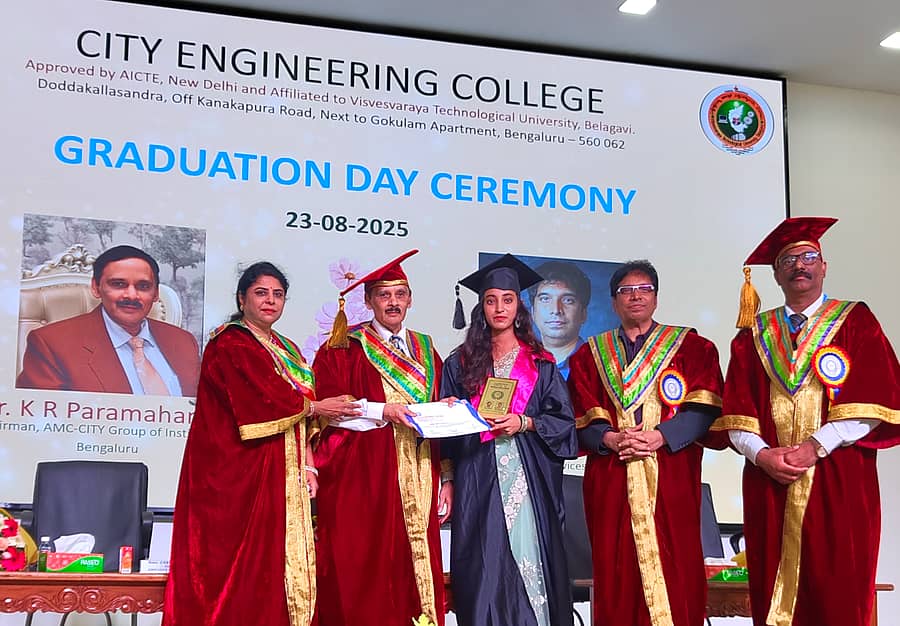 ಘಟಿಕೋತ್ಸವದಲ್ಲಿ ಪದವಿ ಪ್ರದಾನ ಮಾಡಲಾಯಿತು. ಎಂ. ಗಿರೀಶ್ ಚಂದ್ರ, ಕೆ.ಆರ್. ಪರಮಹಂಸ, ಕೆ. ಗೀತಾ ಪರಮಹಂಸ, ಎಸ್. ಕರುಣಾಕರ, ಸೌಮ್ಯ ಉಪಸ್ಥಿತರಿದ್ದರು
