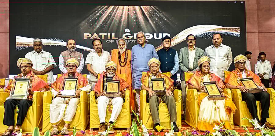 <div class="paragraphs"><p>ಕಲಬುರಗಿಯಲ್ಲಿ ಶನಿವಾರ ದಿ.ಎಸ್‌.ಎಸ್‌.ಪಾಟೀಲ ಪುಣ್ಯಸ್ಮರಣೆ ನಿಮಿತ್ತ ಆಯೋಜಿಸಿದ್ದ ಕಾರ್ಯಕ್ರಮದಲ್ಲಿ&nbsp;ಚಂದ್ರಶೇಖರ ಸೋಮಶೆಟ್ಟಿ,&nbsp;ಸ್ವಾಮಿರಾವ ಕುಲಕರ್ಣಿ,&nbsp;ರಾಘವೇಂದ್ರ ಮೈಲಾಪುರ, ಡಾ.ಪಿ.ಎಸ್‌.ಶಂಕರ,&nbsp;ಪ್ರೊ.ಮಲ್ಲಿಕಾ ಎಸ್‌.ಘಂಟಿ, ಅಪ್ಪಾರಾವ ಅಕ್ಕೋಣೆ ಅವರಿಗೆ ಕರ್ಮಯೋಗಿ ಪ್ರಶಸ್ತಿ ನೀಡಲಾಯಿತು.</p></div>