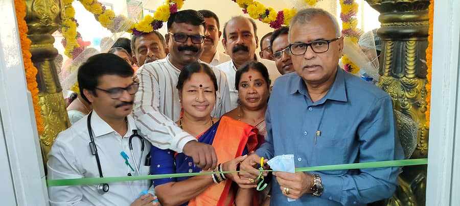 ಮಾಲೂರು ಸರ್ಕಾರಿ ಸಾರ್ವಜನಿಕ ಆಸ್ಪತ್ರೆಯಲ್ಲಿ ಶನಿವಾರ ಹಮ್ಮಿಕೊಂಡಿದ್ದ ಡಯಾಲಿಸಸ್ ಯಂತ್ರಗಳ ಉದ್ಗಾಟನೆಯನ್ನು ಶಾಸಕ ಕೆ.ವೈ.ನಂಜೇಗೌಡ ನೆರವೇರಿಸಿದರು. ನಗರಸಭೆ ಅಧ್ಯಕ್ಷೆ ವಿಜಯಲಕ್ಷ್ಮಿ, ಸರ್ಕಾರಿ ಆಸ್ಪತ್ರೆ ಆಡಳಿತಾಧಿಕಾರಿ ಡಾ.ಶ್ರೀನಿವಾಸ್ ಇದ್ದರು