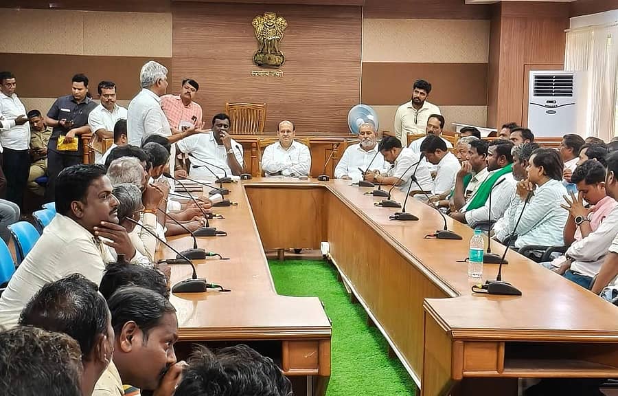 ಕೊಪ್ಪಳ ನಗರದ ಜಿಲ್ಲಾಧಿಕಾರಿ ಕಚೇರಿ ಸಭಾಂಗಣದಲ್ಲಿ ಶಾಸಕ ರಾಘವೇಂದ್ರ ಹಿಟ್ನಾಳ ಹಾಗೂ ಡಿಸಿ ಸುರೇಶ ಇಟ್ನಾಳ ನೇತೃತ್ವದಲ್ಲಿ ನಡೆದ ಸಭೆಯಲ್ಲಿ ಮುದ್ದಾಬಳ್ಳಿ ಮತ್ತು ಗೊಂಡಬಾಳ ಗ್ರಾಮಸ್ಥರು, ಗ್ರಾಪಂ ಸದಸ್ಯರು ಭಾಗವಹಿಸಿದ್ದರು 