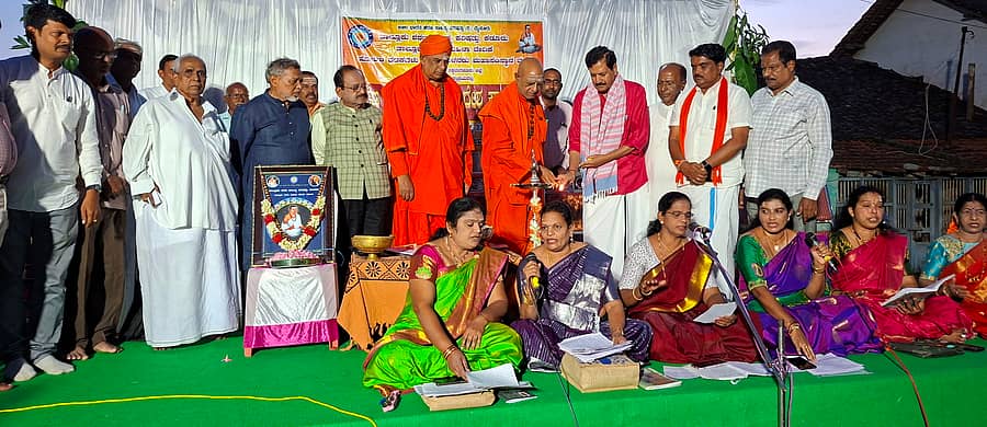ಕಡೂರು ತಾಲ್ಲೂಕಿನ ಜಿ.ತಿಮ್ಮಾಪುರದಲ್ಲಿ ಶುಕ್ರವಾರ ನಡೆದ ಶ್ರಾವಣ ಸಂಜೆ- ಶರಣರ ಸಂದೇಶ' ಸಮಾರೋಪದಲ್ಲಿ ಸಾಣೇಹಳ್ಳಿ ಮಠದ ಪಂಡಿತಾರಾಧ್ಯ ಶಿವಾಚಾರ್ಯ ಸ್ವಾಮೀಜಿ ದೀಪ ಬೆಳಗಿದರು. ಜ್ಞಾನಪ್ರಭು ಸಿದ್ದರಾಮ ದೇಶಿಕೇಂದ್ರ ಸ್ವಾಮೀಜಿ, ವೈ.ಎಸ್.ವಿ.ದತ್ತ, ಡಾ.ಸಿ.ಸೋಮಶೇಖರ, ಕೆ.ವಿರೂಪಾಕ್ಷಪ್ಪ, ಯಗಟಿ ಸತೀಶ್ ಉಪಸ್ಥಿತರಿದ್ದರು