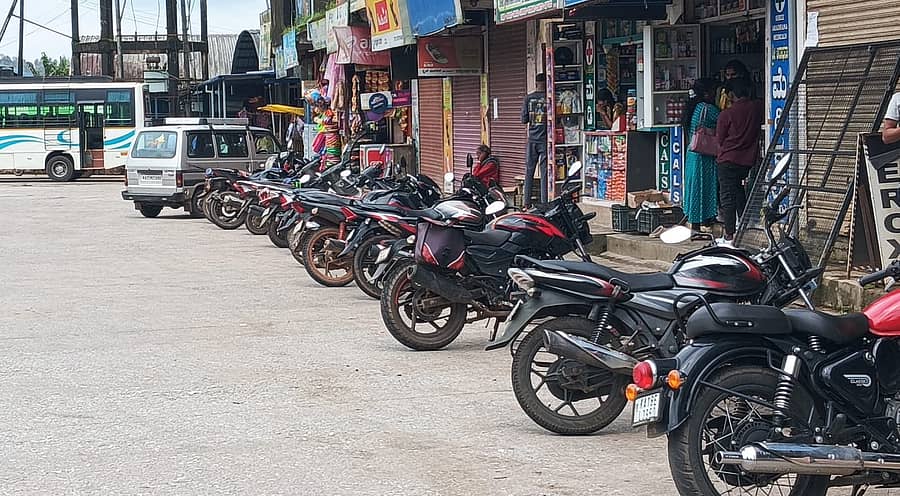 ಕೊಪ್ಪ ಬಸ್ ನಿಲ್ದಾಣ ಆವರಣದಲ್ಲಿ ಖಾಸಗಿ ವಾಹನಗಳನ್ನು ನಿಲ್ಲಿಸಿರುವುದು