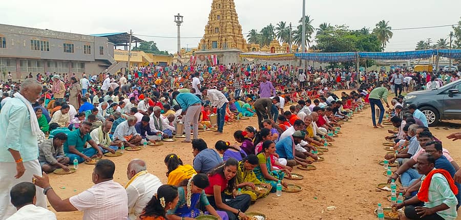 ಪಾಂಡವಪುರ ಪಟ್ಟಣದ ಹಾರೋಹಳ್ಳಿ ಗ್ರಾಮದ ಶ್ರೀ ಲಕ್ಷ್ಮೀನಾರಾಯಣಸ್ವಾಮಿ ಜಾತ್ರಾ ಮಹೋತ್ಸವದಲ್ಲಿ ನಡೆದ ಅನ್ನಸಂತರ್ಪಣೆಯಲ್ಲಿ ಸಾವಿರಾರು ಭಕ್ತರು ಪಾಲ್ಗೊಂಡಿದ್ದರು