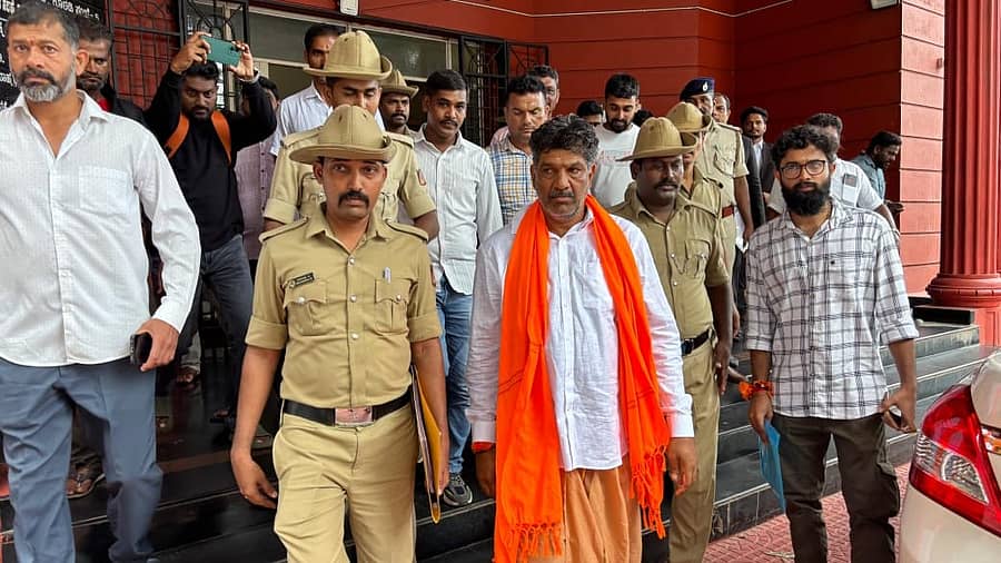 <div class="paragraphs"><p>ಮಹೇಶ್ ಶೆಟ್ಟಿ ಅವರನ್ನು ಉಡುಪಿಯ ನ್ಯಾಯಾಲಯಕ್ಕೆ ಶನಿವಾರ ಹಾಜರು ಪಡಿಸಲಾಯಿತು</p></div>