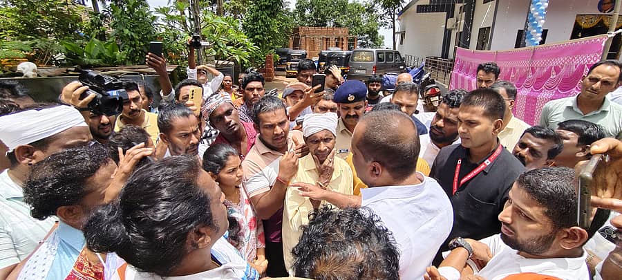 ಸ್ಪೀಕರ್ ಯು.ಟಿ.ಖಾದರ್ ಜತೆ ಸ್ಥಳೀಯರು ಮಾತುಕತೆ ನಡೆಸಿದರು