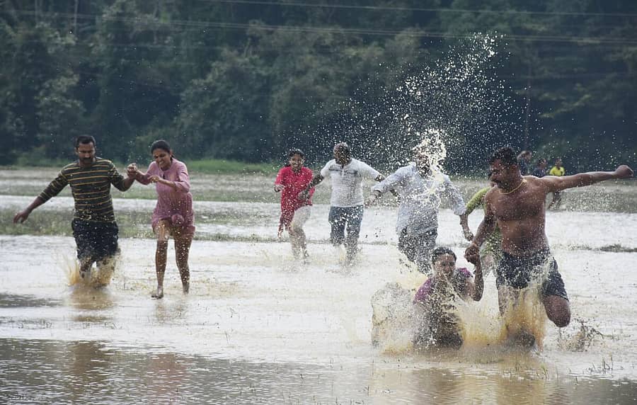 <div class="paragraphs"><p>ಮಡಿಕೇರಿ ತಾಲ್ಲೂಕಿನ ಕಗ್ಗೋಡ್ಲು ಗ್ರಾಮದಲ್ಲಿ ಶನಿವಾರ ನಡೆದ 31ನೇ ವರ್ಷದ ಕೆಸರುಗದ್ದೆ ಕ್ರೀಡಾಕೂಟದಲ್ಲಿ ದಂಪತಿ ಓಟ ಸ್ಪರ್ಧೆಯಲ್ಲಿ ದಂಪತಿಗಳು ಓಡಿ ಗಮನ ಸೆಳೆದರು</p></div>