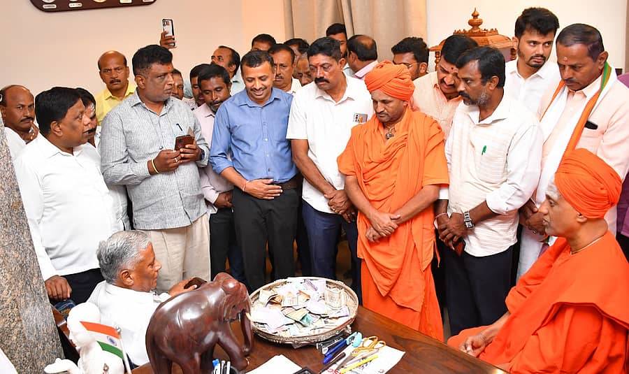 ತುಮಕೂರು ಸಿದ್ಧಗಂಗಾ ಮಠದಲ್ಲಿ ಶನಿವಾರ ಬೆಂಗಳೂರು ರಿಂಗ್‌ ರಸ್ತೆ ಕುರಿತು ಕೇಂದ್ರ ಸಚಿವ ವಿ.ಸೋಮಣ್ಣ ಜತೆ ಸಿದ್ಧಲಿಂಗ ಸ್ವಾಮೀಜಿ ಚರ್ಚಿಸಿದರು. ಶಿವಗಂಗೆ ಮಠದ ರುದ್ರಮುನಿ ಶಿವಾಚಾರ್ಯ ಸ್ವಾಮೀಜಿ, ವಕೀಲ ಸಿ.ಕೆ.ಮಹೇಂದ್ರ, ಮುಖಂಡರಾದ ಉಮೇಶ್‌ ಕಂಬಾಳು, ಕರಿಮಣ್ಣೆಯ ದೇವಕುಮಾರ್‌, ದಾಬಸ್‌ಪೇಟೆ ಗಟ್ಟಿಬೈರಪ್ಪ, ರಮೇಶ್, ಗುರುಪ್ರಸಾದ್‌ ಇತರರು ಹಾಜರಿದ್ದರು