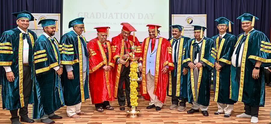 ಮೈಸೂರಿನಲ್ಲಿ ಪರಿವರ್ತನ ಬಿಸಿನೆಸ್ ಸ್ಕೂಲ್ ಆಯೋಜಿಸಿದ್ದ ಪದವಿ ಪ್ರದಾನ ಕಾರ್ಯಕ್ರಮವನ್ನು ವಿಶ್ರಾಂತ ಕುಲಪತಿ ಪ್ರೊ. ಕೆ.ಎಸ್. ರಂಗಪ್ಪ ಉದ್ಘಾಟಿಸಿದರು ಪ್ರಜಾವಾಣಿ ಚಿತ್ರ