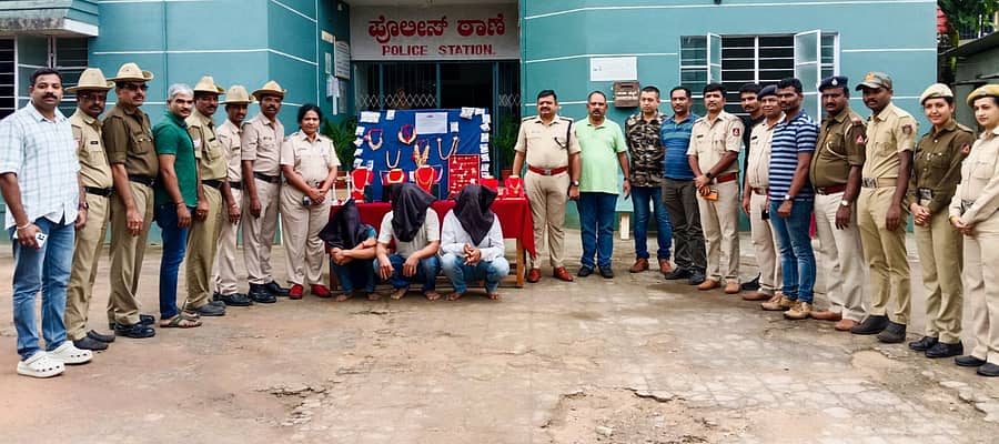 ಕೊಪ್ಪದಲ್ಲಿ ಮನೆಗಳ್ಳತನ ಮಾಡಿದ ಮೂವರು ಆರೋಪಿಗಳನ್ನು ಸ್ವತ್ತು ಸಹಿತ ಪೊಲೀಸರು ವಶಕ್ಕೆ ಪಡೆದಿದ್ದಾರೆ. ಡಿವೈಎಸ್ಪಿ ಬಾಲಾಜಿ ಸಿಂಗ್, ಪಿಎಸ್ಐ ಬಸವರಾಜ್ ಜಿ.ಕೆ ಭಾಗವಹಿಸಿದ್ದರು