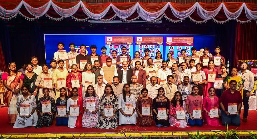 ಕರ್ನಾಟಕ ಪತ್ರಕರ್ತರ ಸಹಕಾರ ಸಂಘದ ವತಿಯಿಂದ ಪತ್ರಕರ್ತರ ಮಕ್ಕಳಿಗೆ ಪ್ರತಿಭಾ ಪುರಸ್ಕಾರ ನೀಡಲಾಯಿತು
ಪ್ರಜಾವಾಣಿ ಚಿತ್ರ.