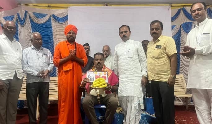 ನರಗುಂದ ತಾಲ್ಲೂಕಿನ ಭೈರನಹಟ್ಟಿ ದೊರೆಸ್ವಾಮಿ ವಿರಕ್ತಮಠದಲ್ಲಿ ನಡೆದ ಮಾಸಿಕ ಶಿವಾನುಭವ ಹಾಗೂ ಸಾಹಿತ್ಯ ಶ್ರಾವಣ ಅಂಗವಾಗಿ ನಡೆದ ಕಾರ್ಯಕ್ರಮದಲ್ಲಿ ಕೇಂದ್ರ ಸರ್ಕಾರದ ಆಹಾರ ನಾಗರಿಕ ಸರಬರಾಜು ನಿಗಮದ ಸದಸ್ಯ ರವಿ ದಂಡಿನ ಅವರನ್ನು ಸನ್ಮಾನಿಸಲಾಯಿತು