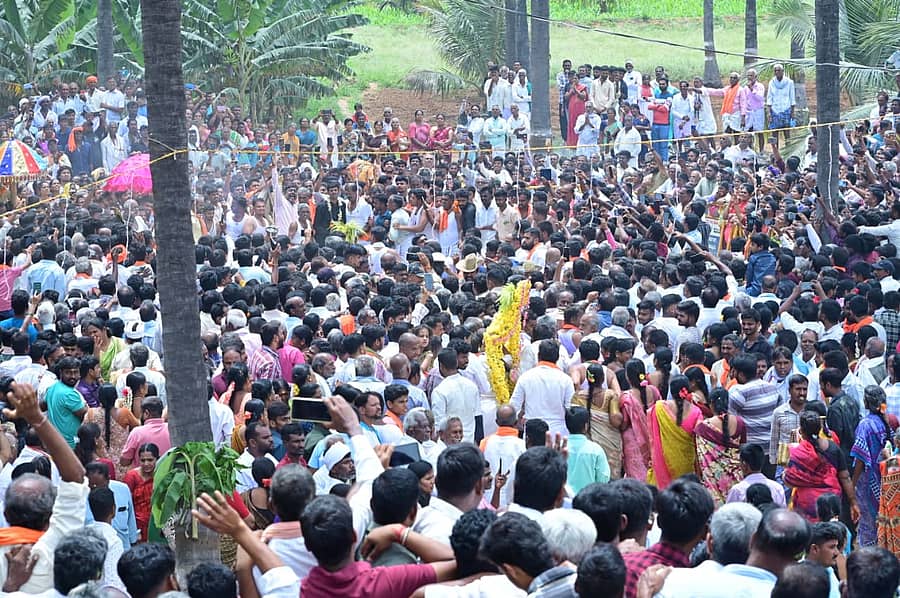 ಶ್ರಾವಣ ಮಾಸದ ಕೊನೆಯ ಶನಿವಾರದ ಪ್ರಯುಕ್ತ ತಾಲ್ಲೂಕಿನ ಅಮಚವಾಡಿ-ಚನ್ನಪ್ಪನಪುರ ಗ್ರಾಮದ ಶ್ರೀಕ್ಷೇತ್ರ ಹೆಬ್ಬಾಳ ಶನೇಶ್ವರಸ್ವಾಮಿ ದೇವಸ್ಥಾನದಲ್ಲಿ ವಿಜೃಂಭಣೆಯಿಂದ ಕೊಂಡೋತ್ಸವ ನಡೆಯಿತು