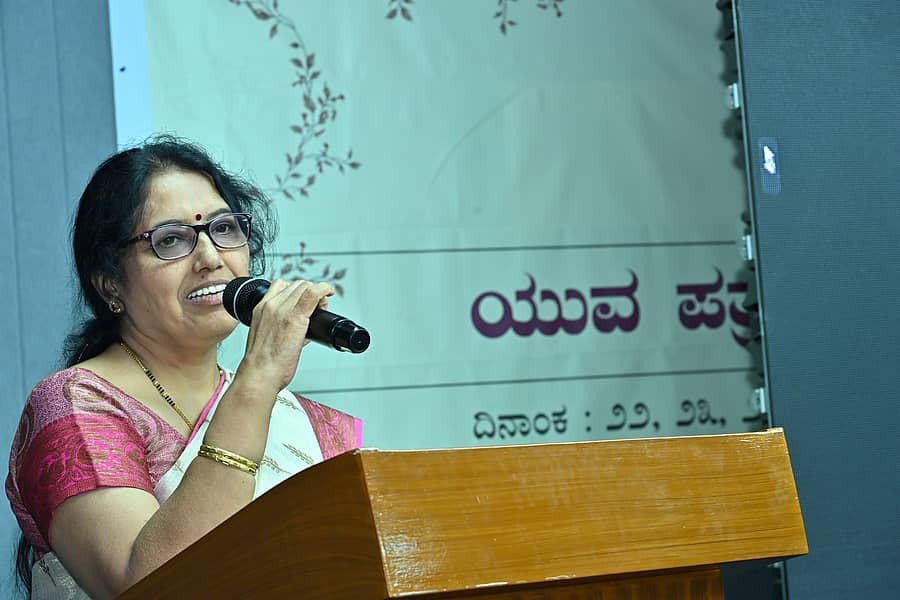 ಚಿತ್ರದುರ್ಗದ ಪತ್ರಿಕಾ ಭವನದಲ್ಲಿ ಆಯೋಜಿಸಿರುವ ಯುವ ಪತ್ರಕರ್ತರಿಗೆ ಕನ್ನಡ ಸಾಹಿತ್ಯಾಭಿರುಚಿ ಶಿಬಿರದಲ್ಲಿ ಶನಿವಾರ ‘ಪತ್ರಿಕೆಗಳು ಮತ್ತು ಮಹಿಳಾ ಸಾಹಿತ್ಯ’ ಕುರಿತ ಗೋಷ್ಠಿಯಲ್ಲಿ ಪತ್ರಕರ್ತೆ ಭಾರತಿ ಹೆಗಡೆ ಮಾತನಾಡಿದರು