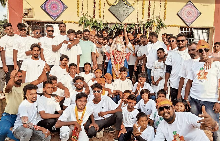 ಕಾರವಾರದ ಕೋಣೆವಾಡಾದ ಅಂಬೇಡ್ಕರ್ ಭವನದ ಎದುರು ಕಳೆದ ವರ್ಷ ಗಣೇಶ ಮೂರ್ತಿ ವಿಸರ್ಜನೆಗೂ ಮುನ್ನ ಹಿಂದೂ, ಮುಸ್ಲಿಂ  ಯುವಕರು ಒಟ್ಟಾಗಿ ಸೇರಿದ್ದರು.