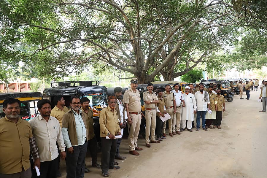 ರಾಯಚೂರಿನ ನಗರ ಸಂಚಾರ ಪೊಲೀಸ್‌ ಠಾಣೆಯ ಆವರಣದಲ್ಲಿ ಶನಿವಾರ ದಾಖಲಾತಿ ಹೊಂದಿರುವ ಪ್ರಯಾಣಿಕರ ಆಟೊ ರಿಕ್ಷಾಗಳಿಗೆ ಕ್ರಮ ಸಂಖ್ಯೆ ನೀಡುವ ಕಾರ್ಯಕ್ರಮದಲ್ಲಿ ಜಿಲ್ಲಾ ಪೊಲೀಸ್‌ ವರಿಷ್ಠಾಧಿಕಾರಿ ಪುಟ್ಟಮಾದಯ್ಯ, ಡಿವೈಎಸ್‌ಪಿ ಶಾಂತವೀರ, ಪಶ್ಚಿಮ ವೃತ್ತದ ಸಿಪಿಐ ನಾಗರಾಜ, ಪಿಎಸ್‌ಐ ಸಣ್ಣ ಈರೇಶ ಪಾಲ್ಗೊಂಡಿದ್ದರು