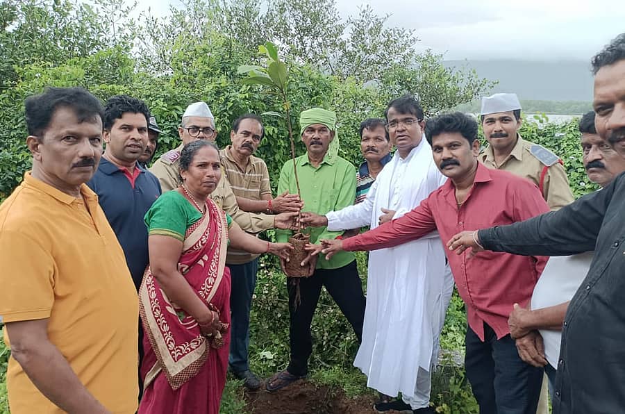 ಕಾರವಾರ ತಾಲ್ಲೂಕಿನ ಕಡವಾಡದಲ್ಲಿ ಸಂತ ನಿರಂಕಾರಿ ಮಿಶನ್‌ನ ತಾಲ್ಲೂಕು ಘಟಕದಿಂದ ವನಮಹೋತ್ಸವದ ಅಂಗವಾಗಿ ಸಸಿ ನೆಡುವ ಕಾರ್ಯಕ್ಕೆ ಚಾಲನೆ ನೀಡಲಾಯಿತು