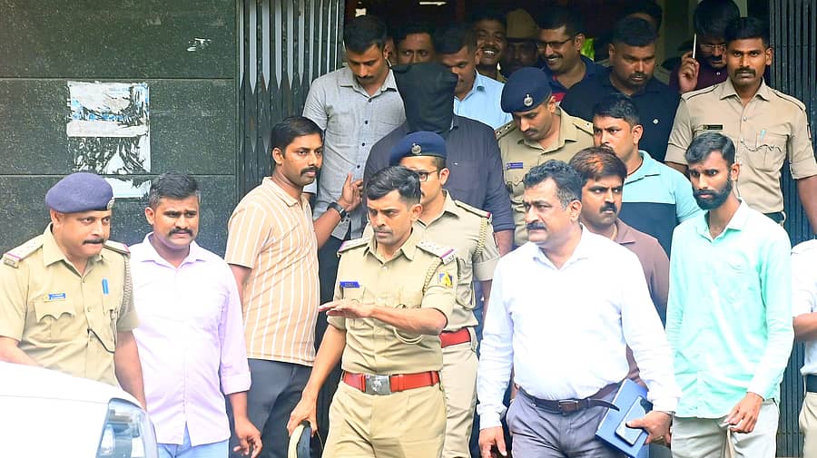 ಸಾಕ್ಷಿ ದೂರುದಾರನನ್ನು ಬೆಳ್ತಂಗಡಿಯ ನ್ಯಾಯಾಲಯಕ್ಕೆ ಶನಿವಾರ ಹಾಜರುಪಡಿಸಿದ ಬಳಿಕ ಎಸ್ಐಟಿ ಅಧಿಕಾರಿಗಳು ತಮ್ಮ‌ ಕಚೇರಿಗೆ ಕರೆದೊಯ್ದರು  ಪ್ರಜಾವಾಣಿ ಚಿತ್ರ : ಫಕ್ರುದ್ದೀನ್ ಎಚ್