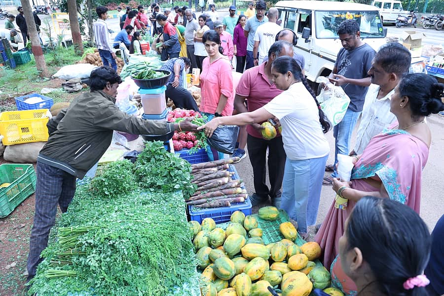 ಜಿಕೆವಿಕೆ ಆವರಣದಲ್ಲಿ ಶನಿವಾರ ನಡೆದ ರೈತ ಸಂತೆಯಲ್ಲಿ ಸಾರ್ವಜನಿಕರು ತರಕಾರಿ ಖರೀದಿಸಿದರು