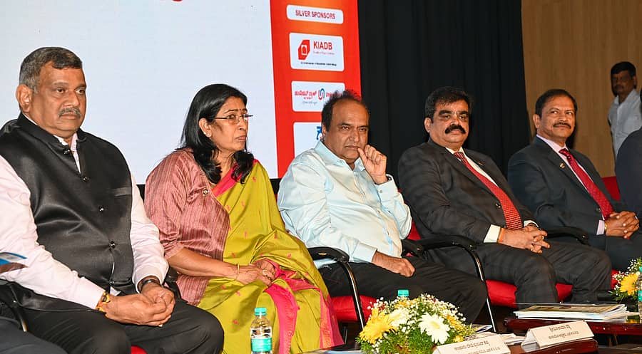 ರಾಜ್ಯಮಟ್ಟದ ಜಿಲ್ಲಾ ವಾಣಿಜ್ಯ ಮತ್ತು ಕೈಗಾರಿಕಾ ಸಂಸ್ಥೆಗಳ ಸಮ್ಮೇಳನದಲ್ಲಿ ಅಂಡಾರು ದೇವಿ ಪ್ರಸಾದ್ ಶೆಟ್ಟಿ, ಉಮಾ ರೆಡ್ಡಿ, ಸೈಯದ್ ಖಾಜಾ ಮೊಹಿದ್ದೀನ್, ಎಂ.ಜಿ. ಬಾಲಕೃಷ್ಣ, ಟಿ. ಸಾಯಿರಾಂ ಪ್ರಸಾದ್ ಉಪಸ್ಥಿತರಿದ್ದರು.
ಪ್ರಜಾವಾಣಿ ಚಿತ್ರ