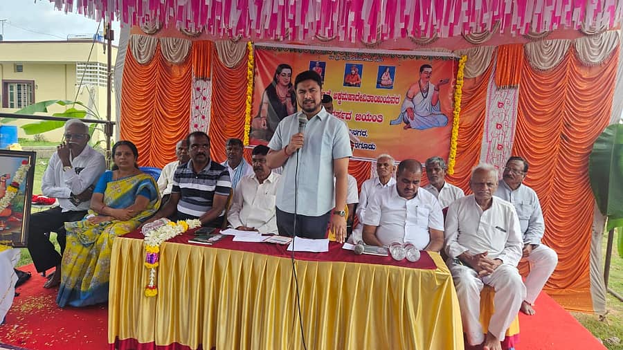 ನಂಜನಗೂಡಿನ ಅಕ್ಕಮಹಾದೇವಿನಗರದಲ್ಲಿ ಶನಿವಾರ ಶಾಸಕ ದರ್ಶನ್ ಧ್ರುವನಾರಾಯಣ ಅಕ್ಕಮಹಾದೇವಿ ಜಯಂತಿ ಕಾರ್ಯಕ್ರಮವನ್ನು ಉದ್ಘಾಟಿಸಿ ಮಾತನಾಡಿದರು.