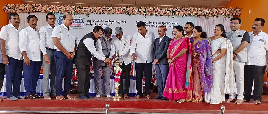 ಶೃಂಗೇರಿಯ ಜೆಸಿಬಿಎಂ ಕಾಲೇಜಿನ ಸಭಾಂಗಣದಲ್ಲಿ ತುಮುಖಾನೆಯ ಅಮ್ಮ ಫೌಂಡೇಶನ್ ಶನಿವಾರ ಆಯೋಜಿಸಿದ್ದ ಉದ್ಯೋಗ ಮೇಳ ಕಾರ್ಯಕ್ರಮವನ್ನು ಸಂಸದ ಕೋಟ ಶ್ರೀನಿವಾಸ್ ಪೂಜಾರಿ ಉದ್ಘಾಟಿಸಿದರು 