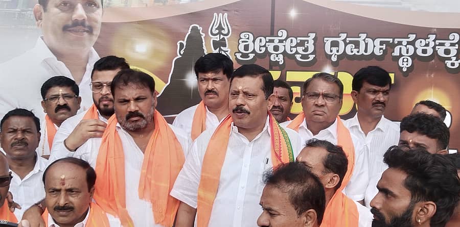 ಚನ್ನರಾಯಪಟ್ಟಣದಿಂದ ಧರ್ಮಸ್ಥಳಕ್ಕೆ ಶನಿವಾರ ಹೊರಟ ಧರ್ಮಯಾತ್ರೆಗೆ ಚಾಲನೆ ನೀಡಿದ ಕಾಂಗ್ರೆಸ್ ಮುಖಂಡ ಎಂ.ಎ. ಗೋಪಾಲಸ್ವಾಮಿ ಮಾತನಾಡಿದರು. ಎಂ.ಕೆ. ಮಂಜೇಗೌಡ, ಎ.ಸಿ. ಆನಂದಕುಮಾರ್, ಎಲ್.ಪಿ. ಪ್ರಕಾಶಗೌಡ, ಕೆ.ಎನ್. ನಾಗೇಶ್, ಆನಂದಗೌಡ ಭಾಗವಹಿಸಿದ್ದರು