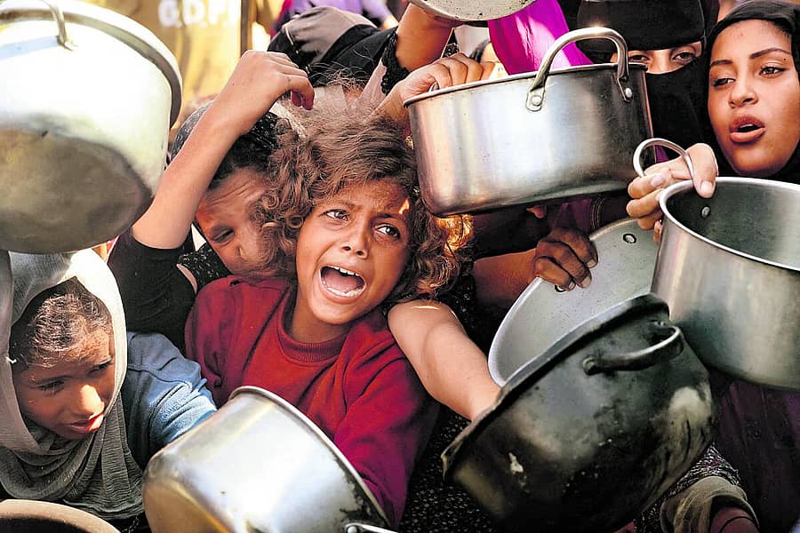 <div class="paragraphs"><p>ಗಾಜಾಪಟ್ಟಿಯ ಖಾನ್‌ ಯುನಿಸ್‌ನಲ್ಲಿ ಊಟಕ್ಕಾಗಿ ಖಾಲಿ ಪಾತ್ರೆ ಹಿಡಿದು ಗೋಗರೆಯುತ್ತಿರುವ ಮಕ್ಕಳು ಮತ್ತು ಮಹಿಳೆಯರು</p></div>