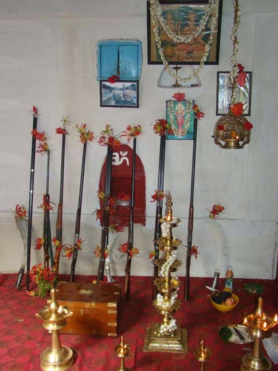 ಕೈಲ್ ಮುಹೂರ್ತಹಬ್ಬದ ಅಂಗವಾಗಿ ಕೃಷಿ ಚಟುವಟಿಕೆಗಳಿಗೆ ಬಳಕೆಯಾಗುವ ಆಯುಧಗಳನ್ನು ಪೂಜಿಸಲು ಅಣಿಗೊಳಿಸಿರುವುದು 