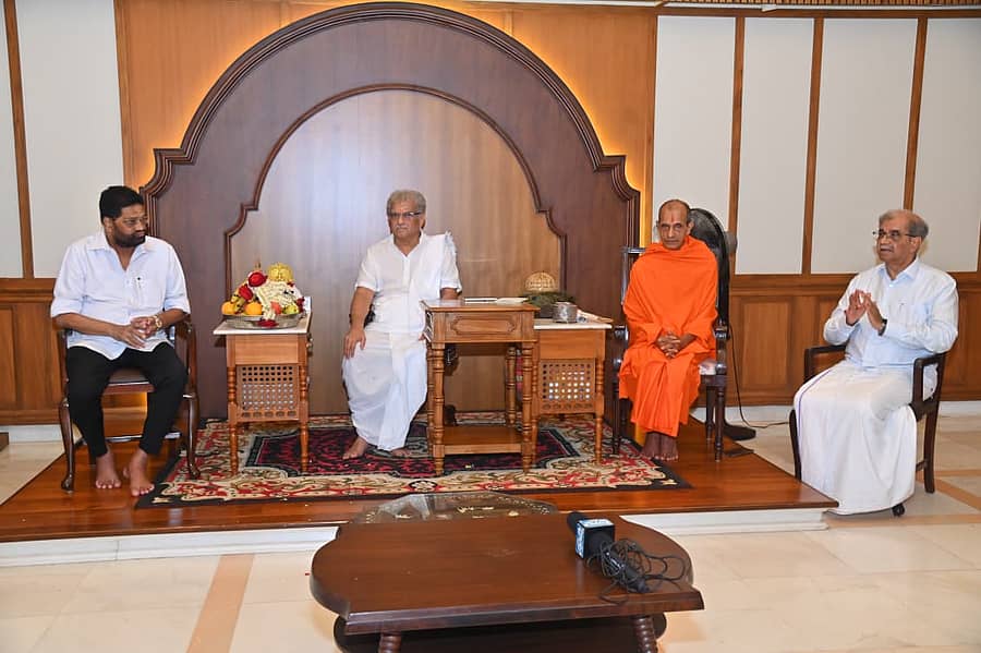 ಕಾರ್ಕಳ ಜೈನಮಠದ ಲಲಿತಕೀರ್ತಿ ಸ್ವಾಮೀಜಿ ಮಾರ್ಗದರ್ಶನದಲ್ಲಿ ಎಂ.ಎನ್.ರಾಜೇಂದ್ರಕುಮಾರ್ ನೇತೃತ್ವದಲ್ಲಿ ಡಿ.ವೀರೇಂದ್ರ ಹೆಗ್ಗಡೆ ಅವರುಗೆ ಬೆಂಬಲವನ್ನು ವ್ಯಕ್ತಪಡಿಸಲಾಯಿತು