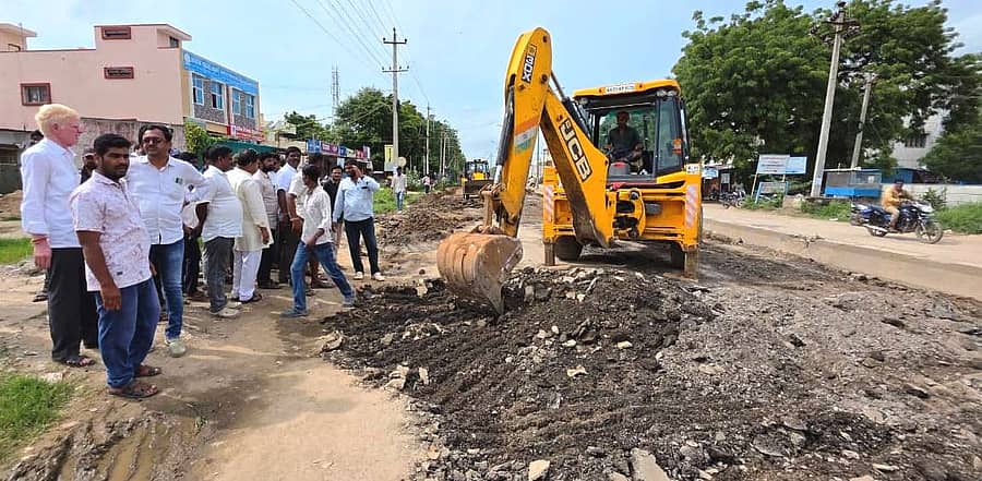 ಸಿರುಗುಪ್ಪ ನಗರದ ಮೂಲಕ ಹಾದು ಹೋಗಿರುವ ರಾಷ್ಟ್ರೀಯ ಹೆದ್ದಾರಿಯಲ್ಲಿನ ಗುಂಡಿಯನ್ನು ಜೆಸಿಬಿ ಸಹಾಯದಿಂದ ಮುಚ್ಚಲಾಯಿತು