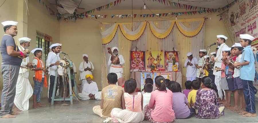 ಮೂಡಲಗಿ ತಾಲ್ಲೂಕಿನ ಹೊಸಟ್ಟಿ ಗ್ರಾಮದ ಪಾಂಡುರಂಗ ರುಕ್ಮೀಣಿ ದೇವಸ್ಥಾನದಲ್ಲಿ ವಾರಕರಿ ಭಕ್ತಿ ಪಂಥ ಶತಮಾನೋತ್ಸವ ಸಮಾರಂಭದಲ್ಲಿ ಅಖಂಡ ಹರಿನಾಮ ಪಠಣ ಮಾಡಲಾಯಿತು
