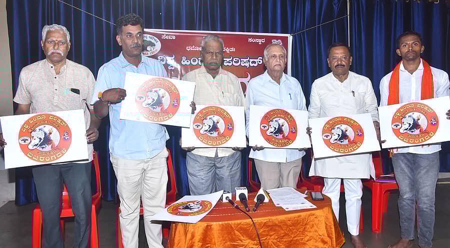 ತುಮಕೂರಿನಲ್ಲಿ ಶನಿವಾರ ಹಿಂದೂ ಮಹಾ ಗಣಪತಿ ಪ್ರತಿಷ್ಠಾಪನೆಯ ಭಿತ್ತಿಪತ್ರ ಬಿಡುಗಡೆ ಗೊಳಿಸಲಾಯಿತು. ಮುಖಂಡರಾದ ಕೋರಿ ಮಂಜುನಾಥ್‌, ವೈ.ಎಚ್.ಹುಚ್ಚಯ್ಯ, ಬಿ.ಎಸ್.ಮಂಜುನಾಥ್‌, ಬಿ.ಜಿ.ಪ್ರದೀಪ್, ಜಿ.ಕೆ.ಶ್ರೀನಿವಾಸ ಉಪಸ್ಥಿತರಿದ್ದರು