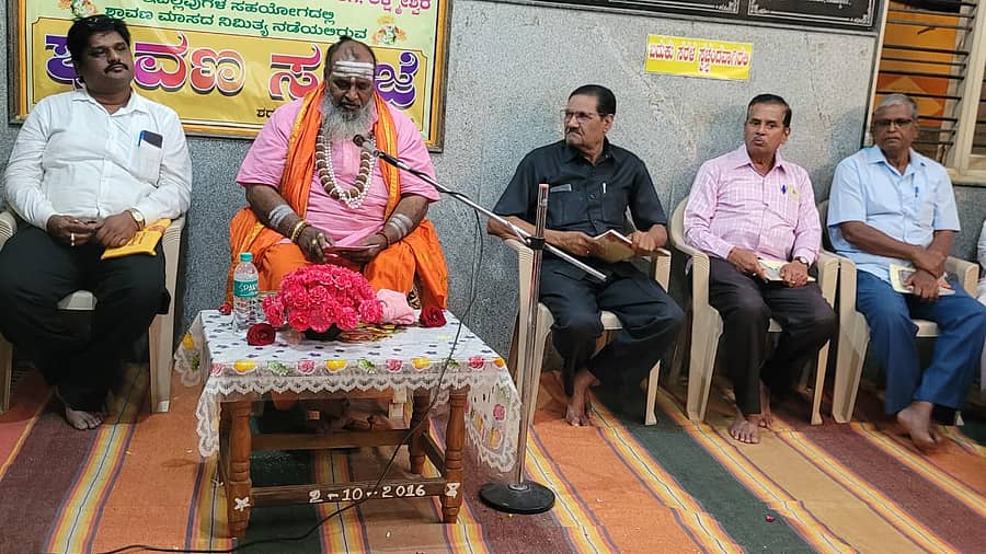 ಲಕ್ಷ್ಮೇಶ್ವರದ ಅಕ್ಕಮಹಾದೇವಿ ದೇವಸ್ಥಾನದಲ್ಲಿ ಶುಕ್ರವಾರ ನಡೆದ ಶ್ರಾವಣ ಸಂಜೆ ಕಾರ್ಯಕ್ರಮದಲ್ಲಿ ಮುಕ್ತಿಮಂದಿರದ ವಿಮಲರೇಣುಕ ವೀರಮುಕ್ತಿಮುನಿ ಶಿವಾಚಾರ್ಯ ಸ್ವಾಮೀಜಿ ಮಾತನಾಡಿದರು